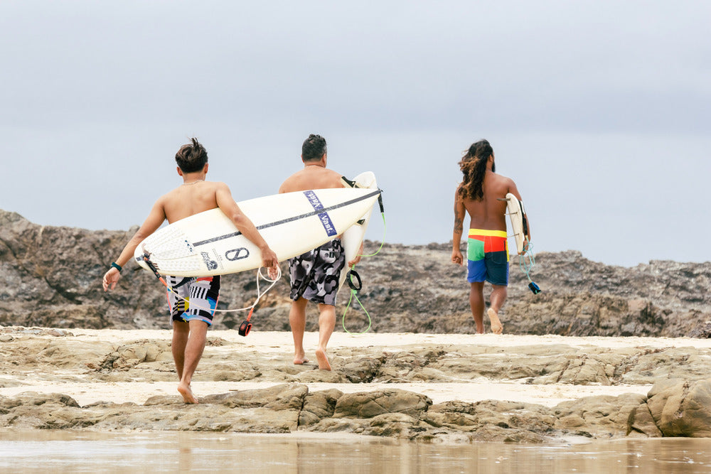 衝浪穿什麼？衝浪褲、防寒衣、防曬衣、毛巾衣怎麼穿搭才正確？