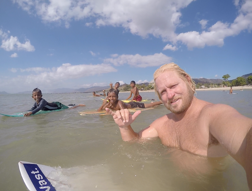 Hu'u Sumbawa 孩子們的衝浪俱樂部 - By Jalian and Devon