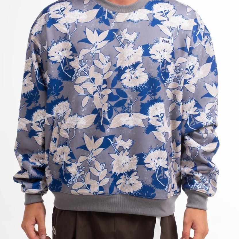 VAST Ode to the Islands Pullover 花草拓印衛衣 模特正面照 灰藍色