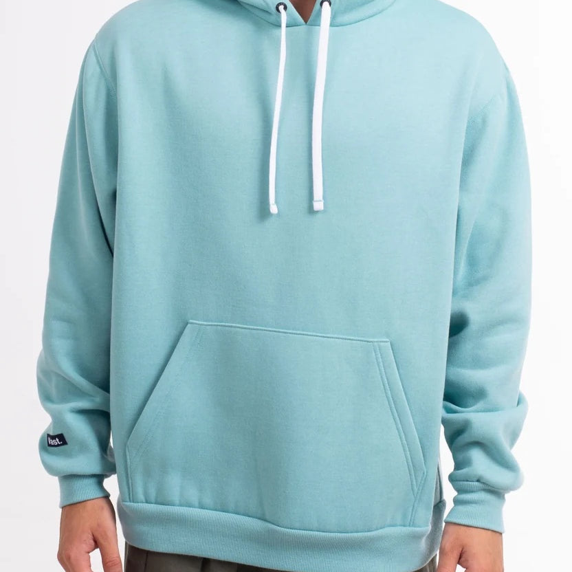VAST Strata Pullover Hoodie Logo 口袋帽T 模特正面照 灰藍色