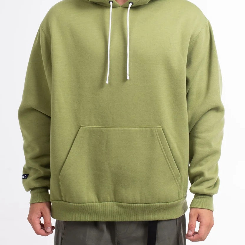 VAST Strata Pullover Hoodie Logo 口袋帽T 模特正面照 軍綠色