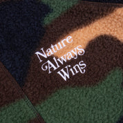 VAST Army Camo Sherpa 迷彩絨毛外套 刺繡與絨毛細節 軍綠色