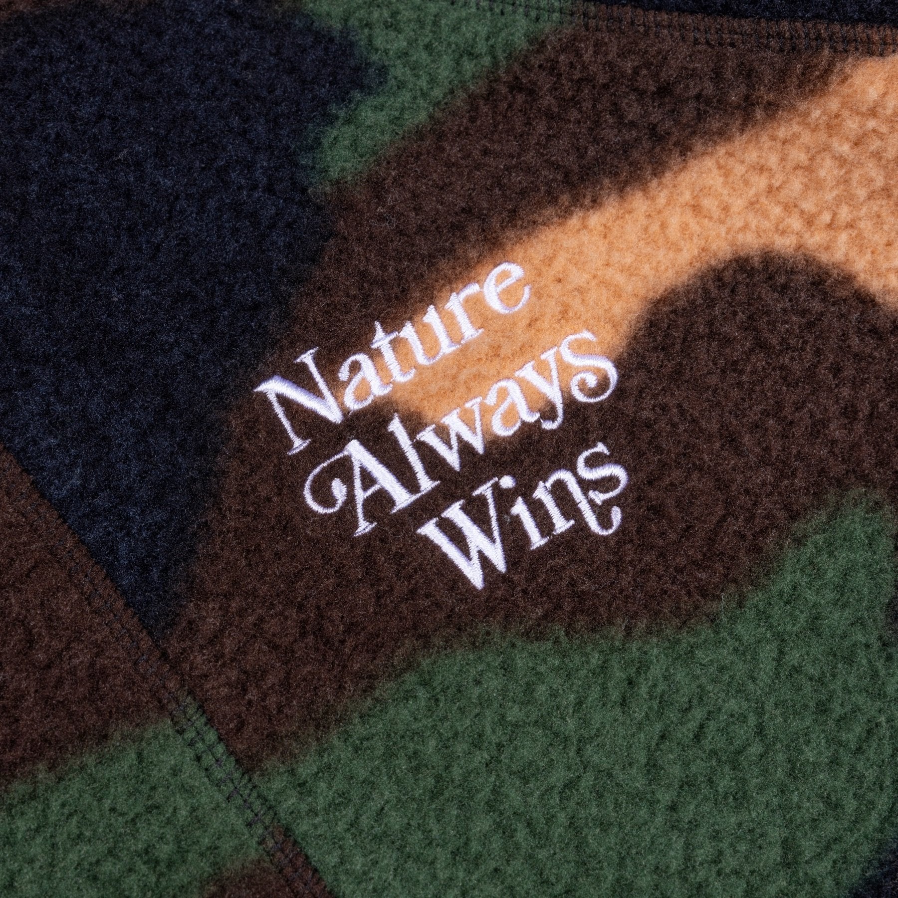 VAST Army Camo Sherpa 迷彩絨毛外套 刺繡與絨毛細節 軍綠色