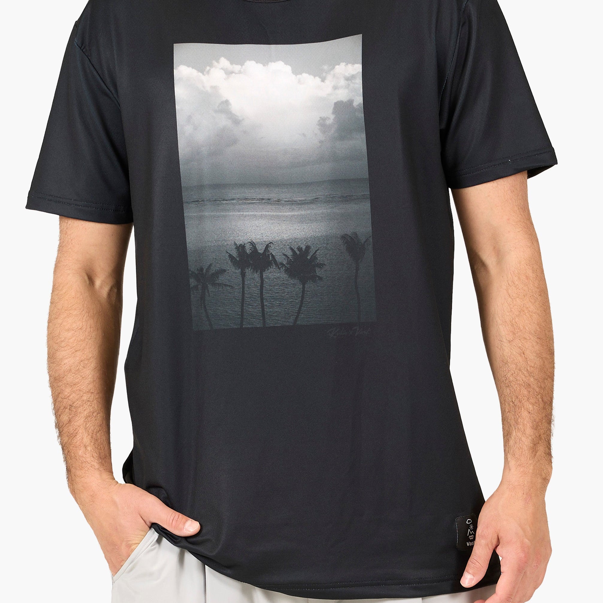 VAST Aqua Terra Kuhio Earth 機能T恤 模特兒正面穿著 黑