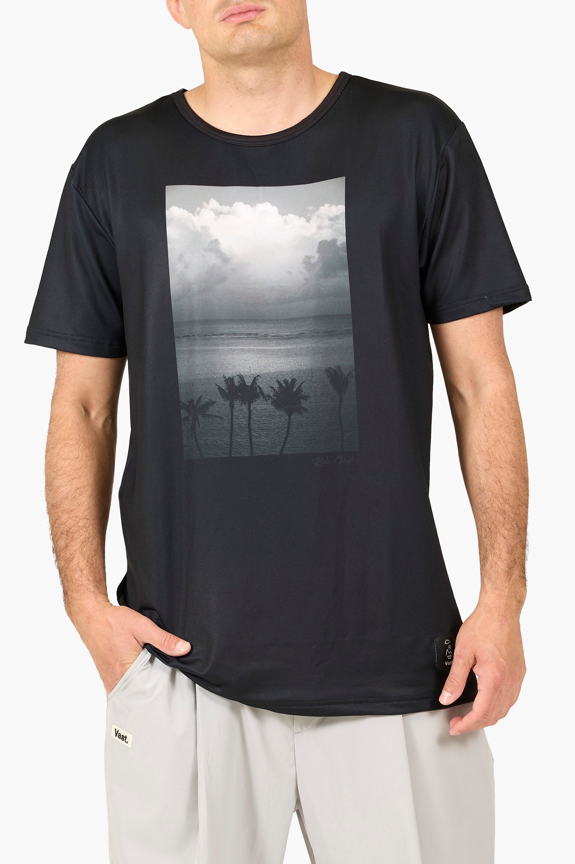 VAST Aqua Terra Kuhio Earth 機能T恤 模特兒正面穿著 黑