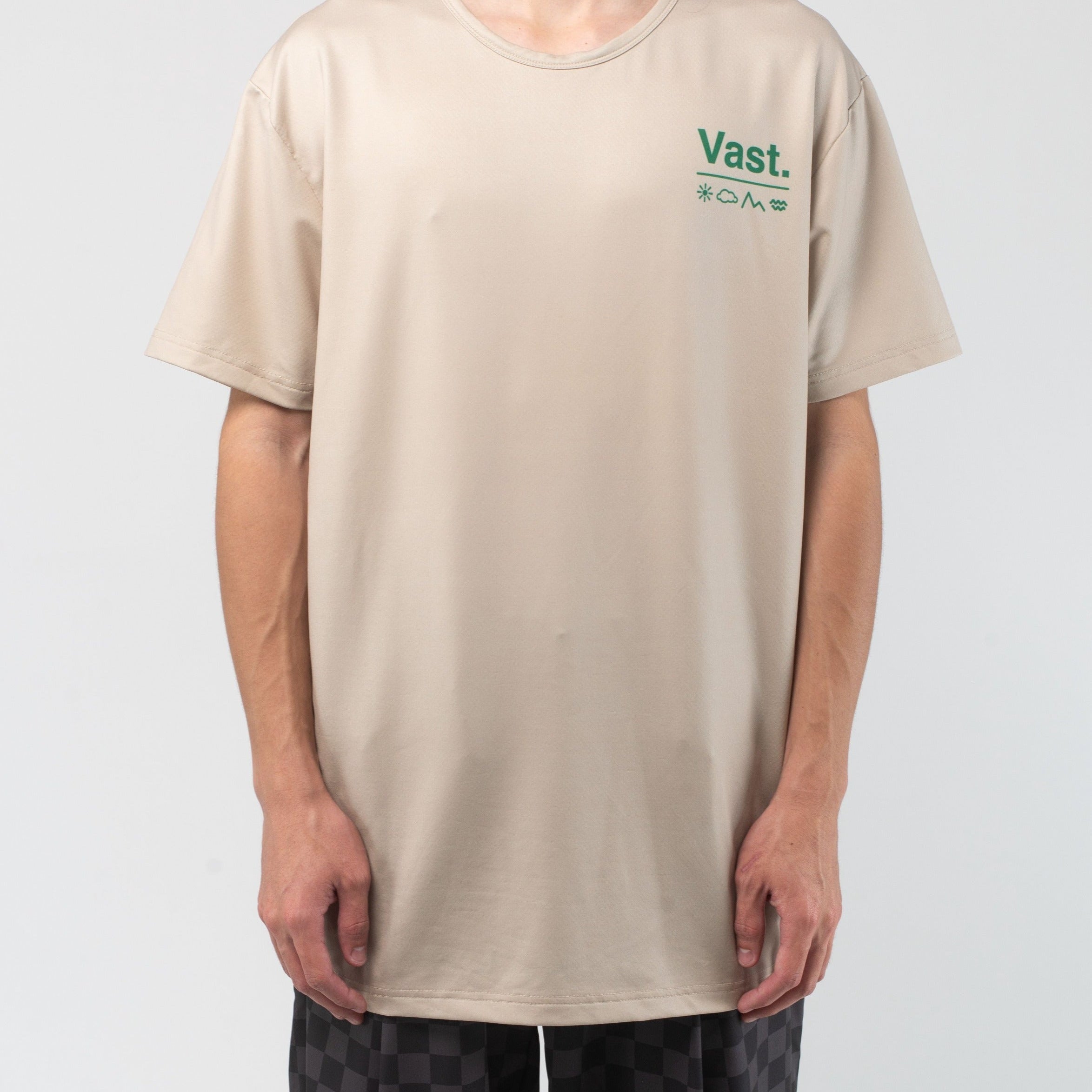 VAST Aqua Terra Elements Tech Tee 模特兒穿著展示 淺褐色