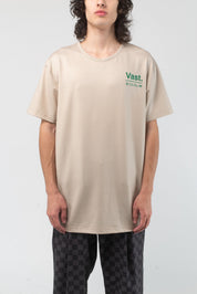 VAST Aqua Terra Elements Tech Tee 模特兒穿著展示 淺褐色