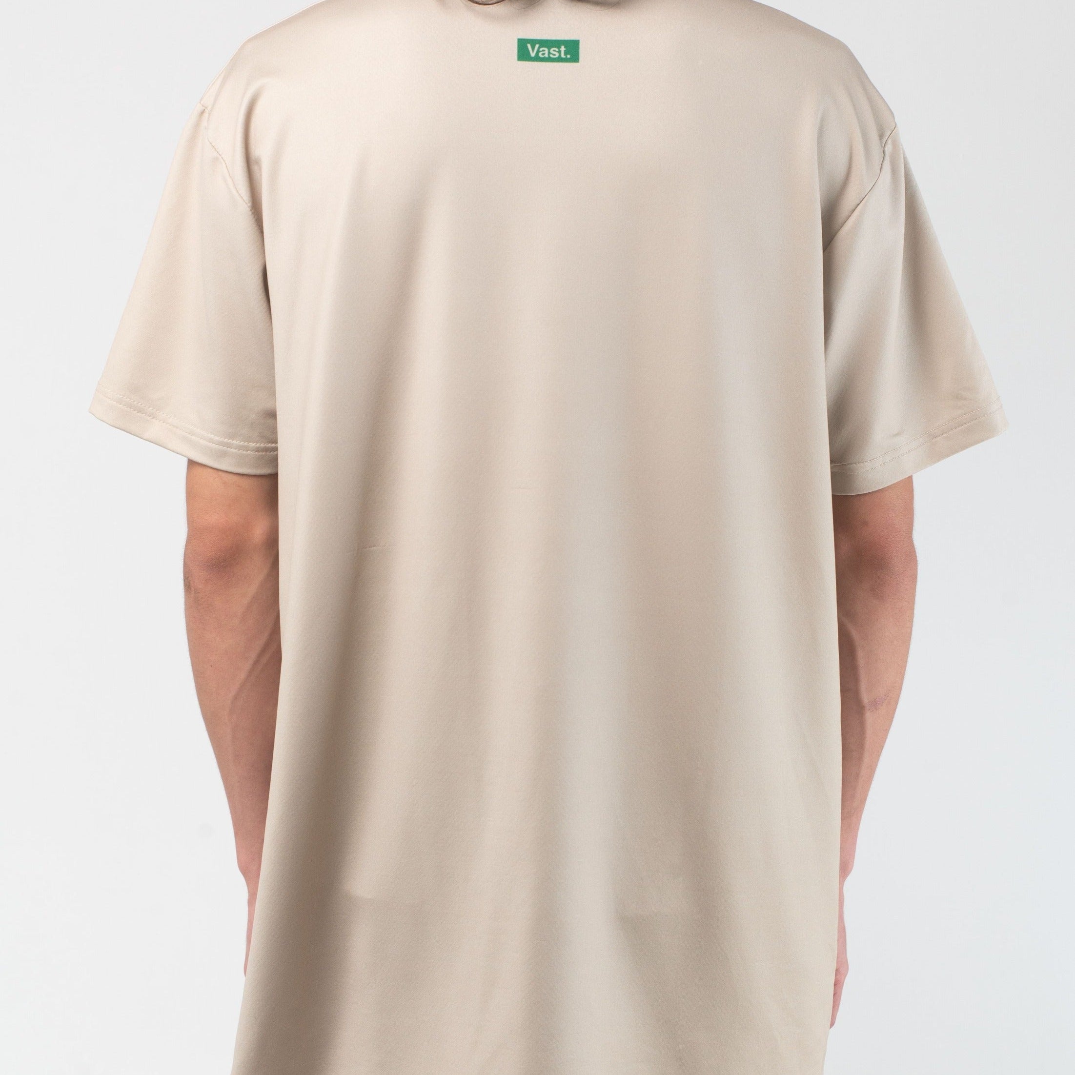 VAST Aqua Terra Elements Tech Tee 模特兒穿著展示 淺褐色