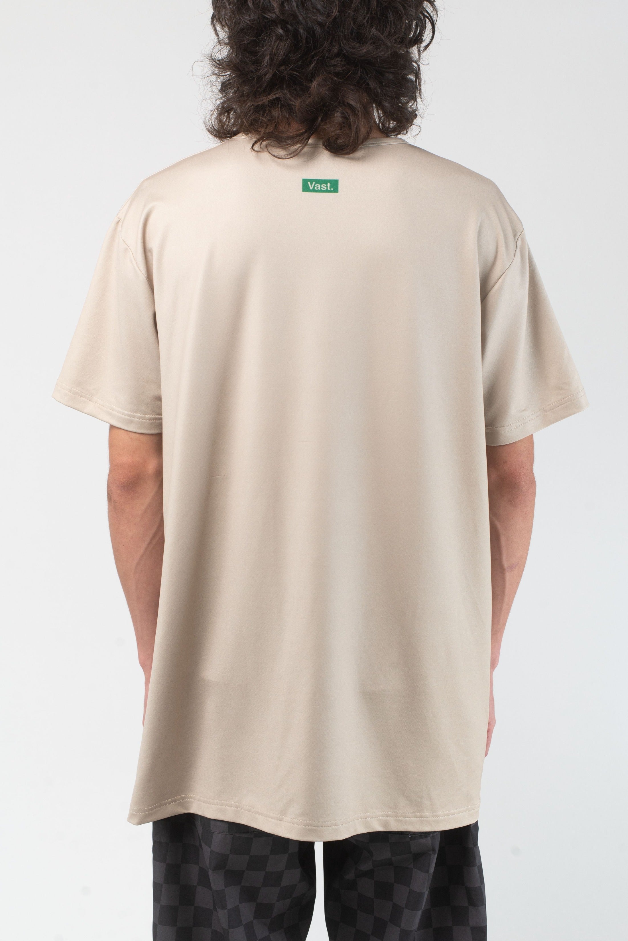 VAST Aqua Terra Elements Tech Tee 模特兒穿著展示 淺褐色