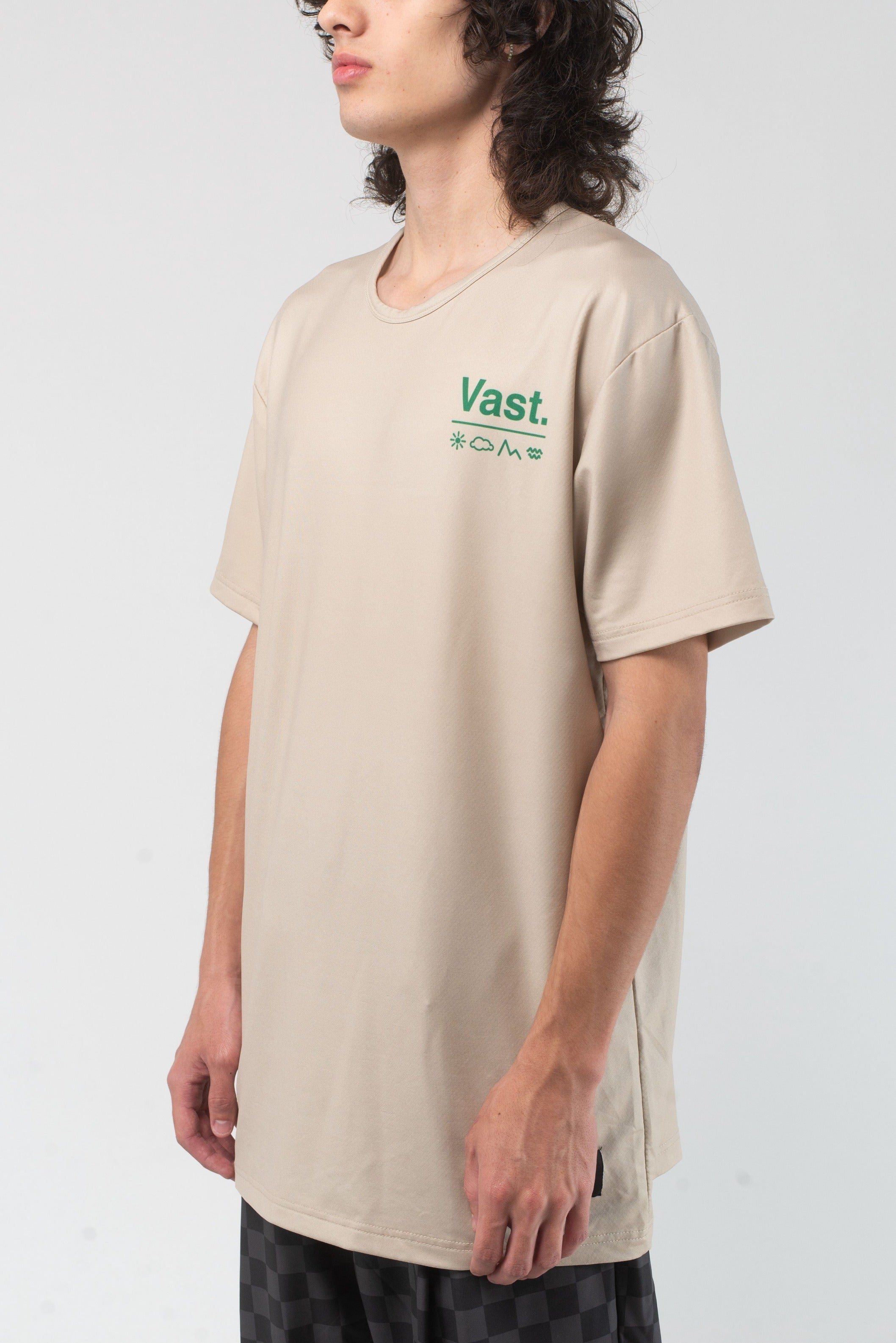 VAST Aqua Terra Elements Tech Tee 模特兒穿著展示 淺褐色