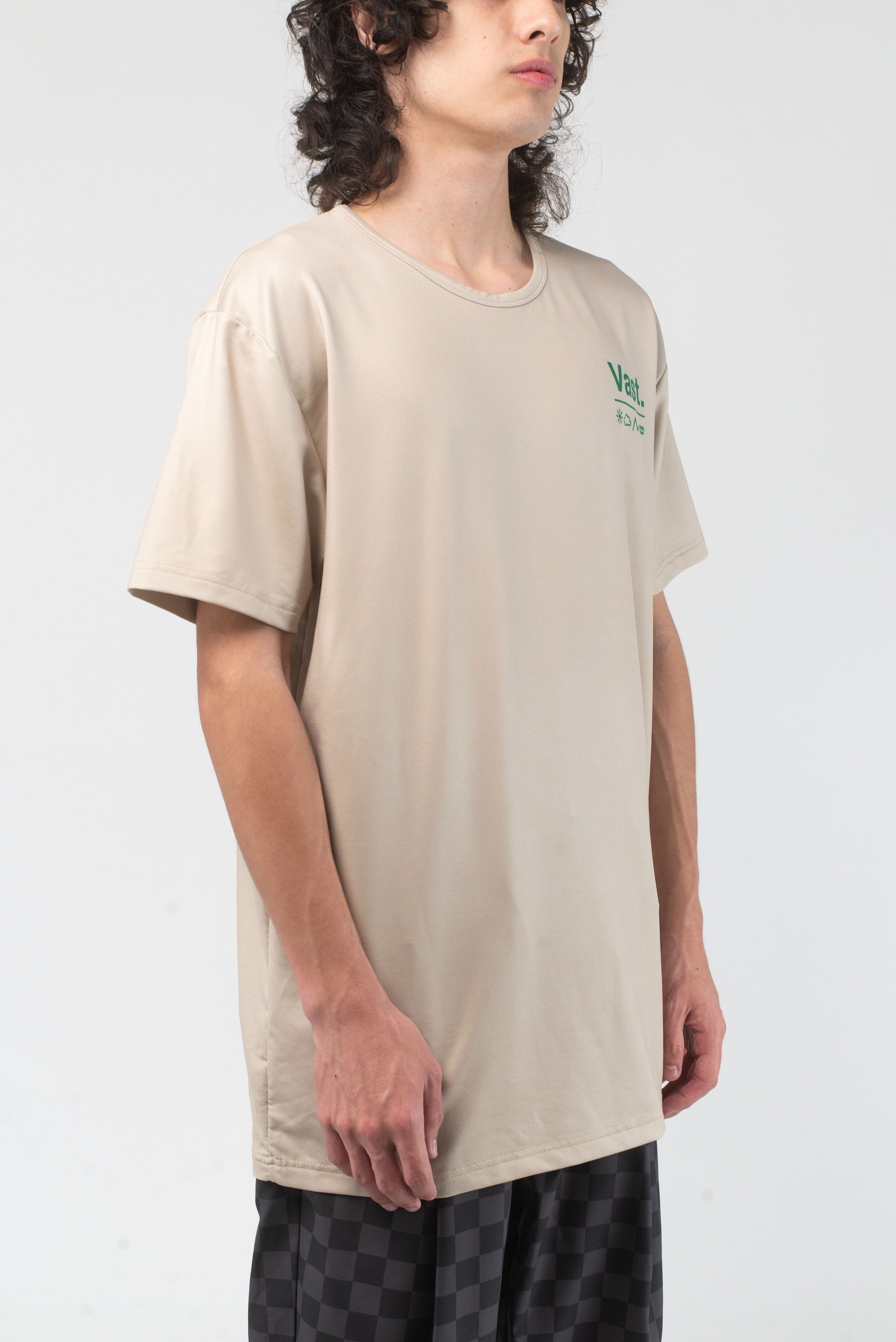 VAST Aqua Terra Elements Tech Tee 模特兒穿著展示 淺褐色