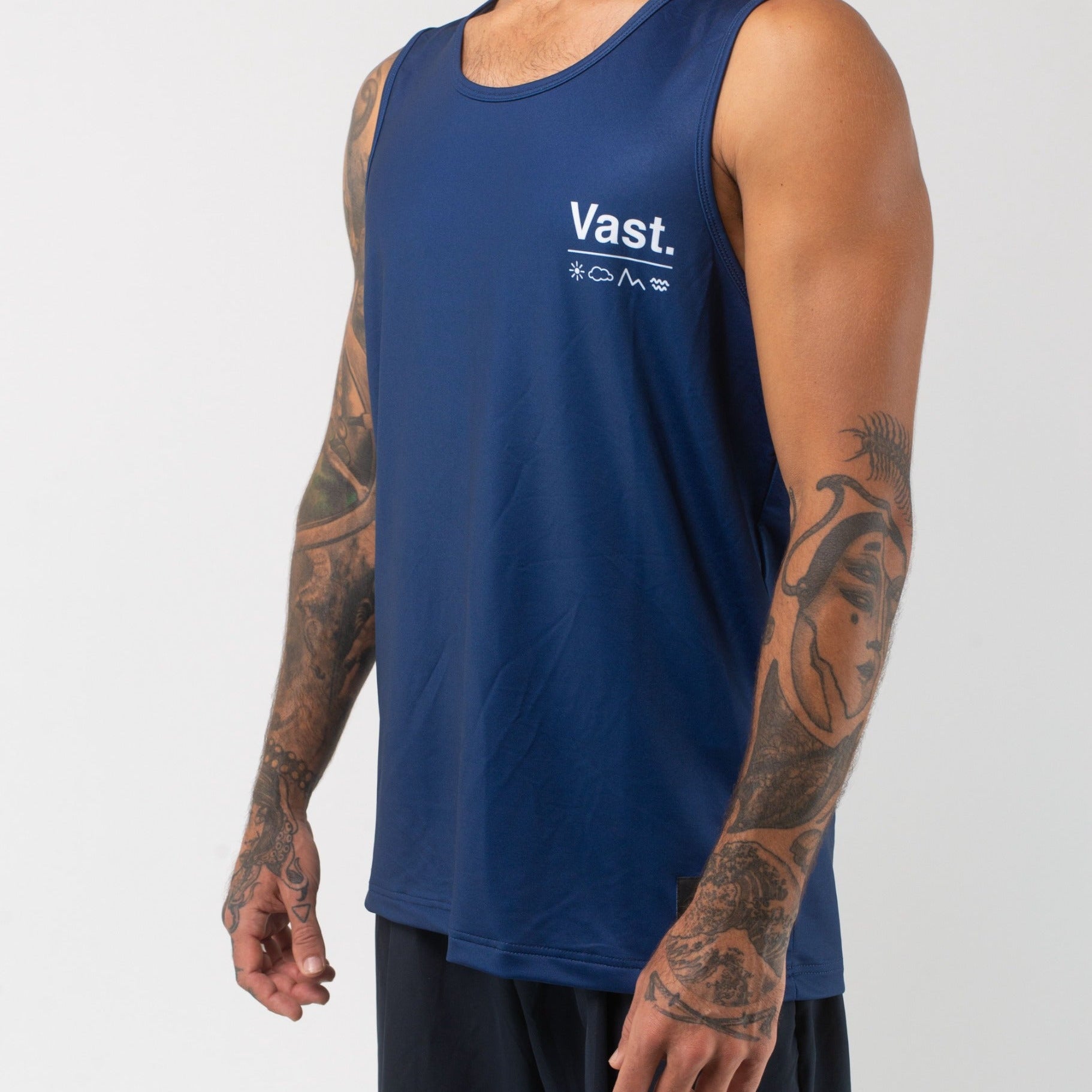 VAST Aqua Terra Elements Tech Tank 模特兒穿著展示 海軍藍