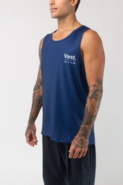 VAST Aqua Terra Elements Tech Tank 模特兒穿著展示 海軍藍