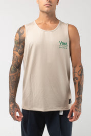 VAST Aqua Terra Elements Tech Tank 模特兒穿著展示 淺褐色