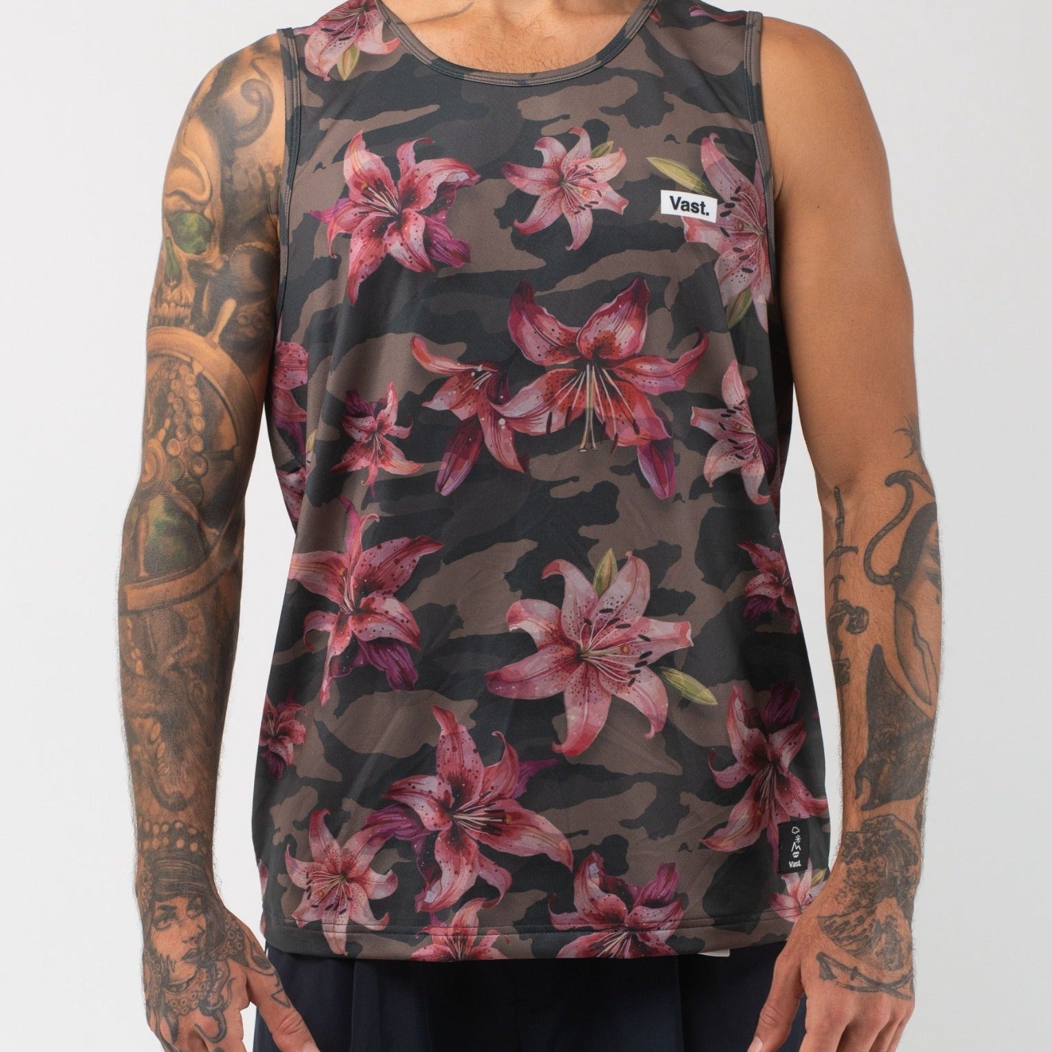 VAST Aqua Terra Floral Blend Camo Tech Tank 模特兒穿著展示 迷彩
