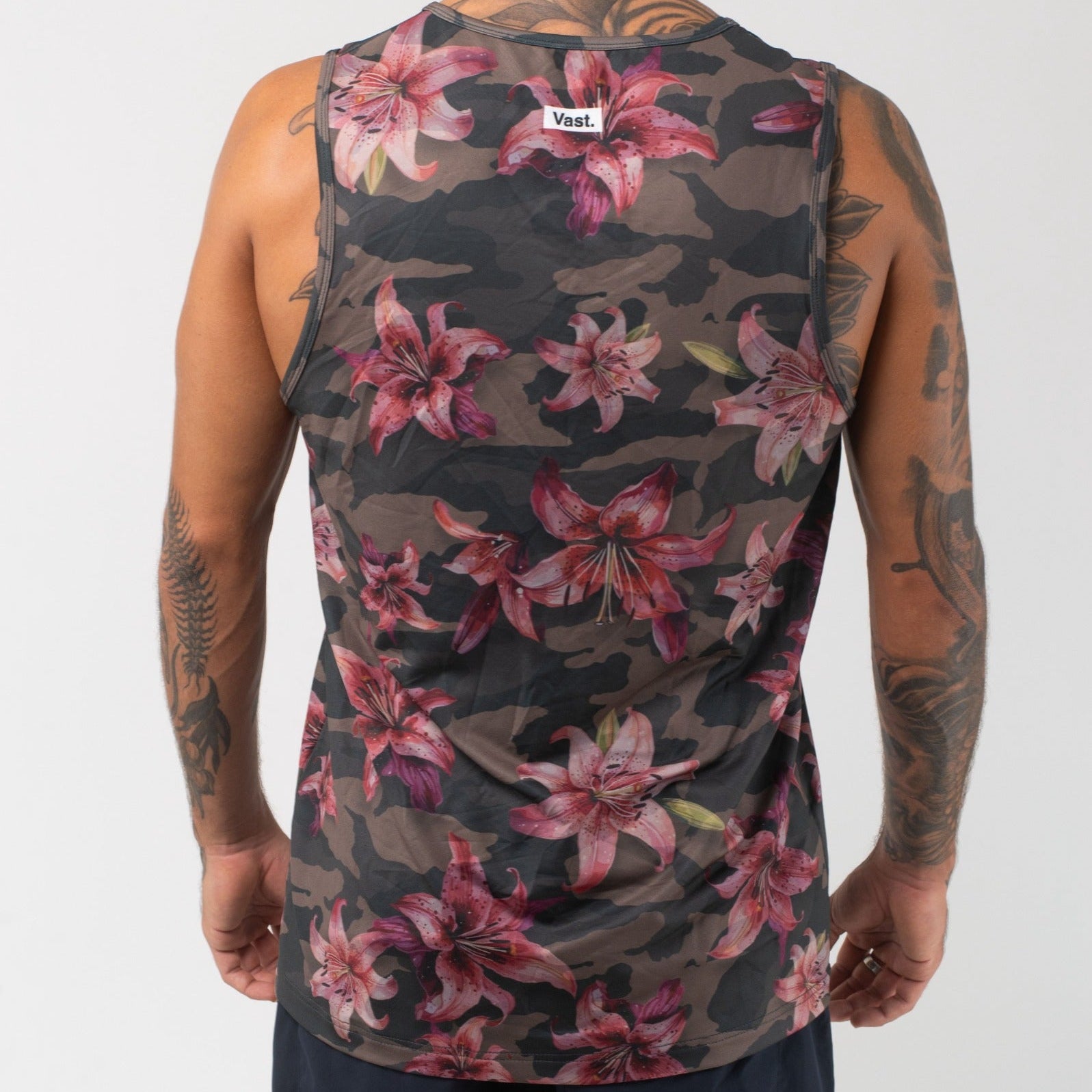 VAST Aqua Terra Floral Blend Camo Tech Tank 模特兒穿著展示 迷彩
