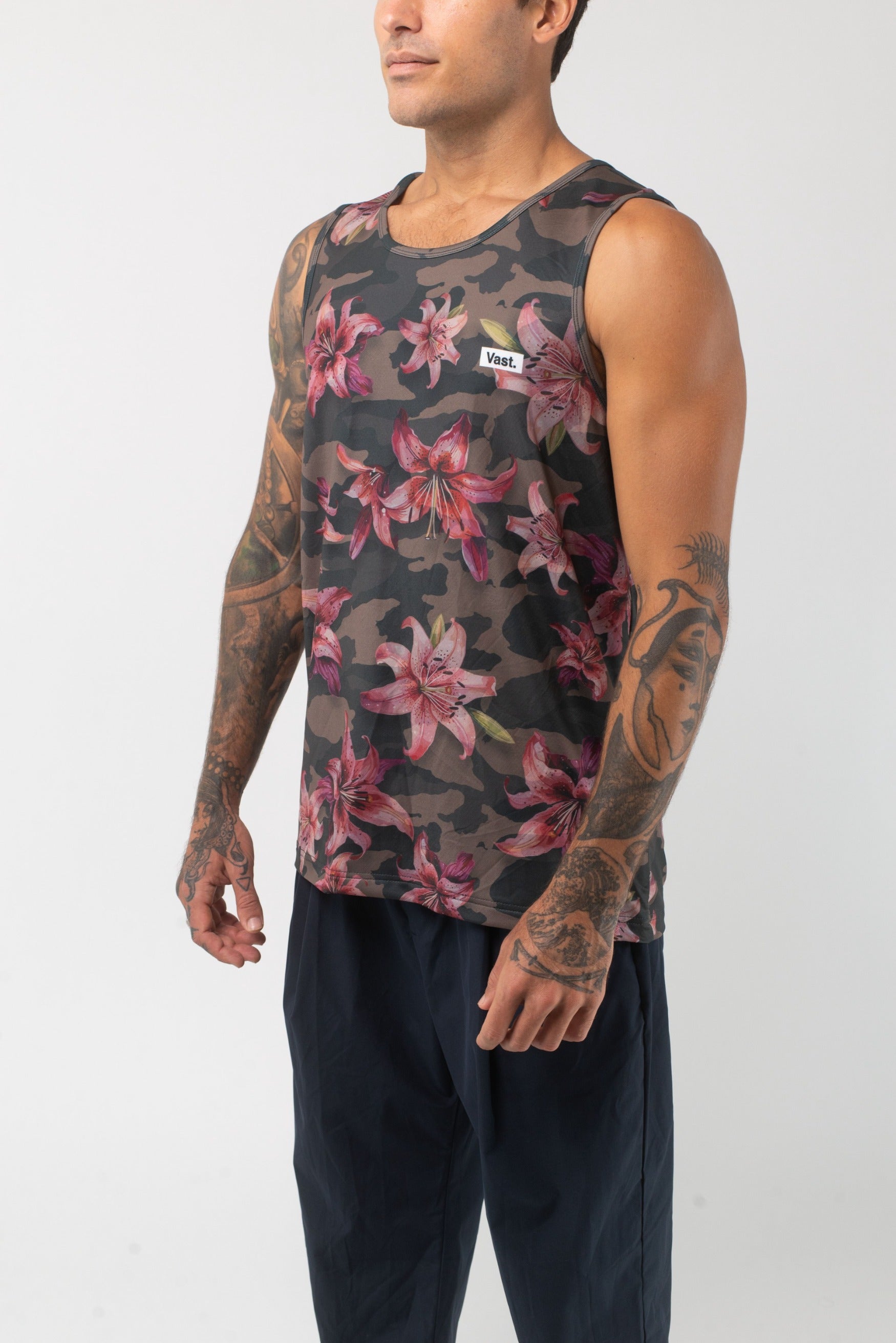 VAST Aqua Terra Floral Blend Camo Tech Tank 模特兒穿著展示 迷彩