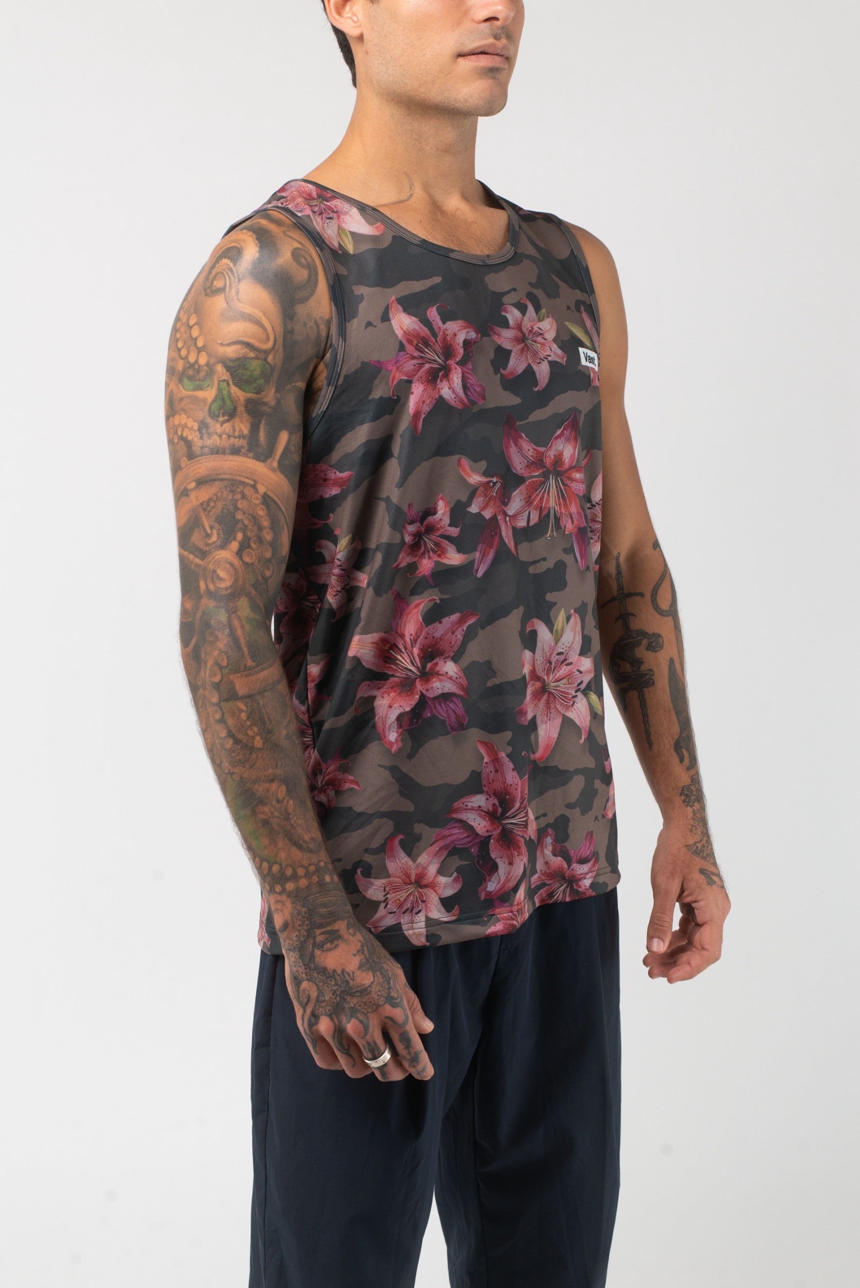 VAST Aqua Terra Floral Blend Camo Tech Tank 模特兒穿著展示 迷彩