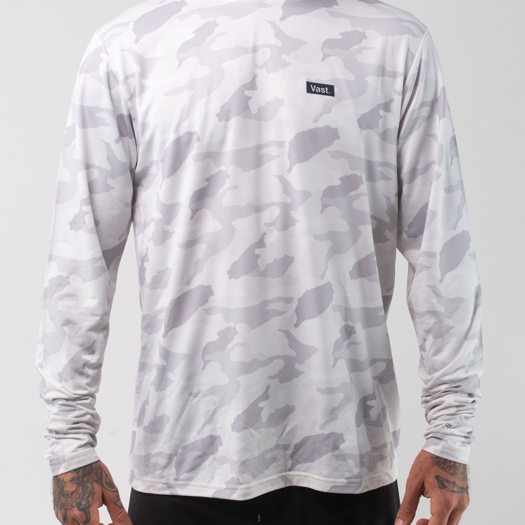 VAST Aqua Terra Lite Camo Tech Daily Hoodie 模特兒穿著展示 淺灰色