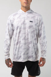 VAST Aqua Terra Lite Camo Tech Daily Hoodie 模特兒穿著展示 淺灰色