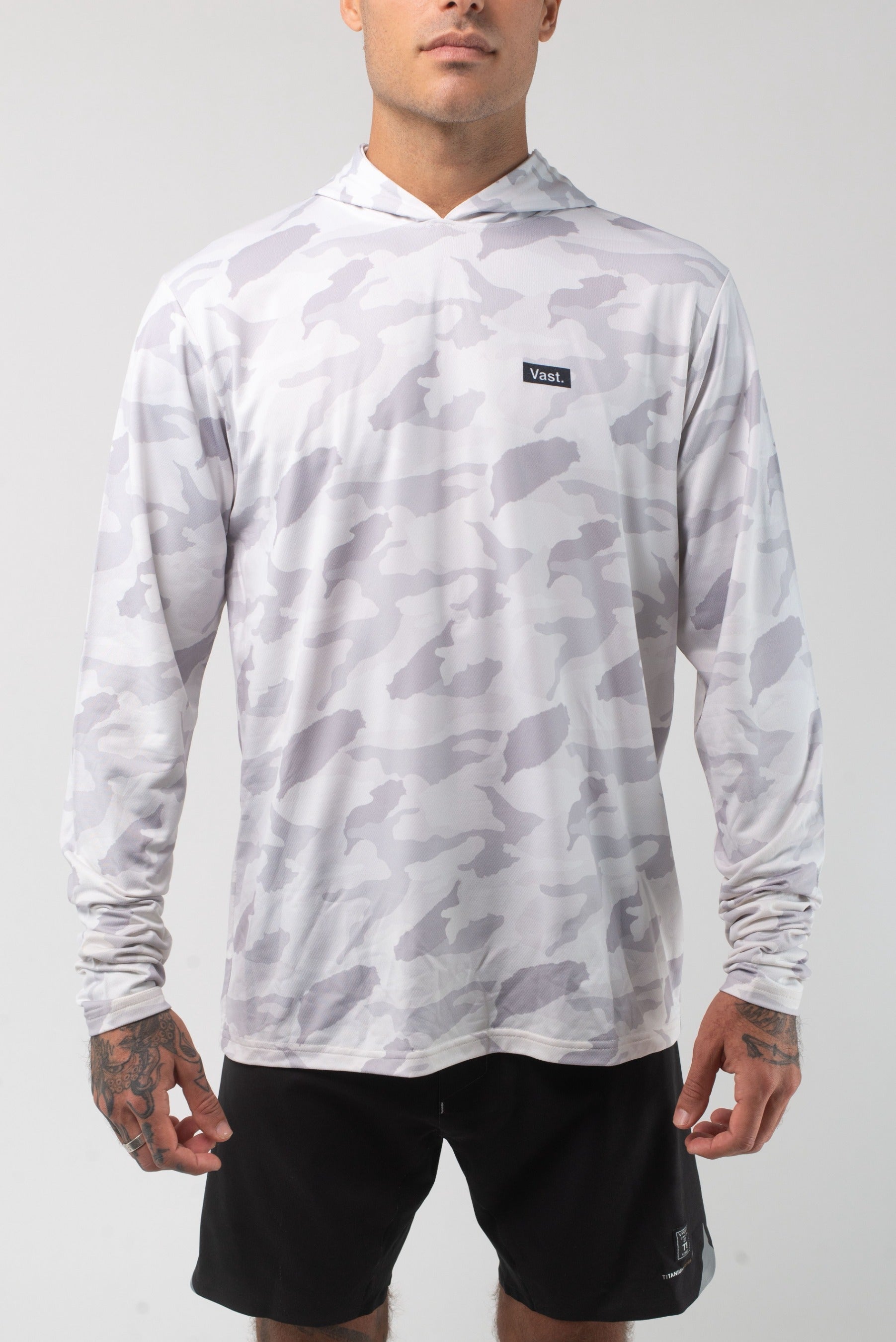 VAST Aqua Terra Lite Camo Tech Daily Hoodie 模特兒穿著展示 淺灰色