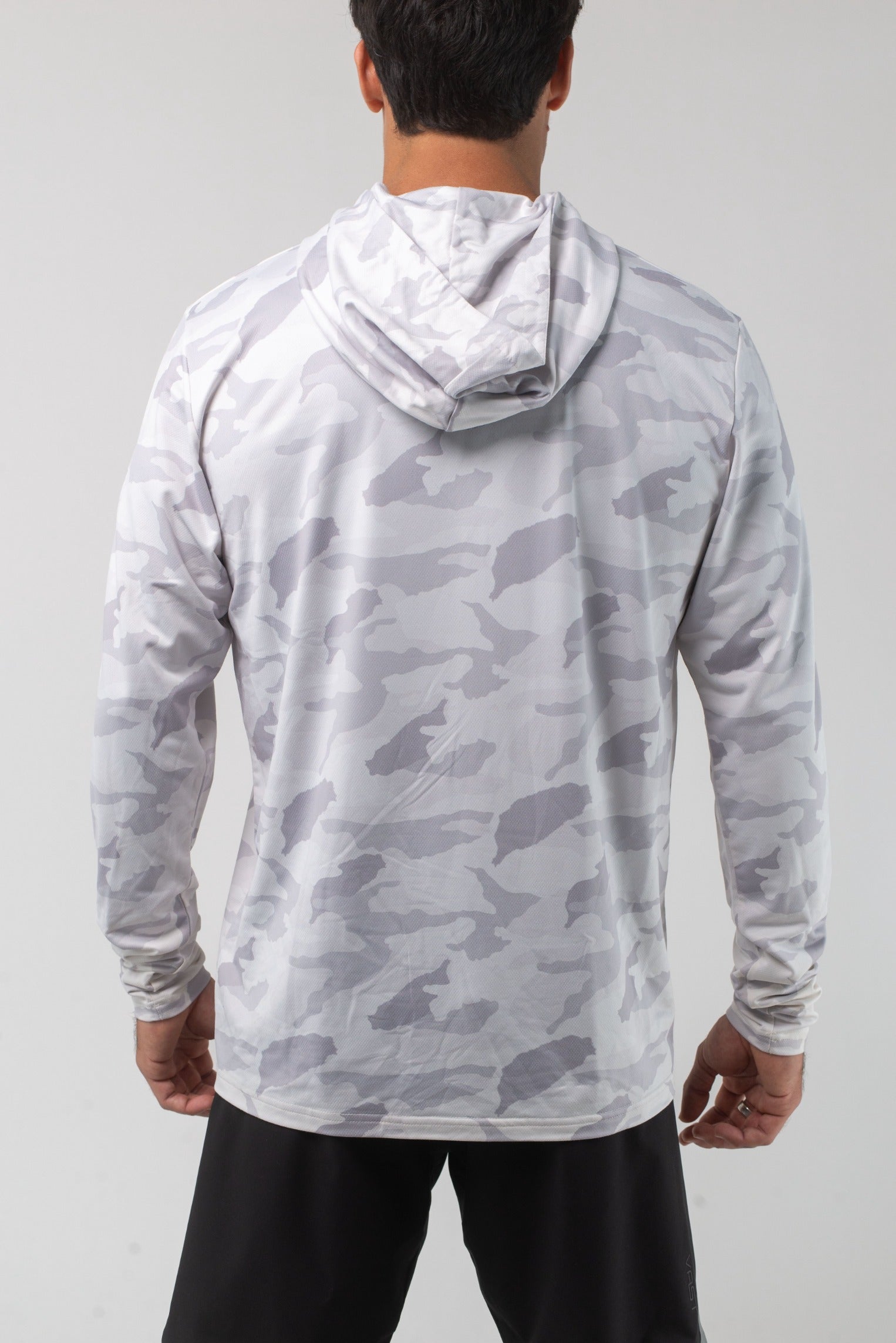 VAST Aqua Terra Lite Camo Tech Daily Hoodie 模特兒穿著展示 淺灰色