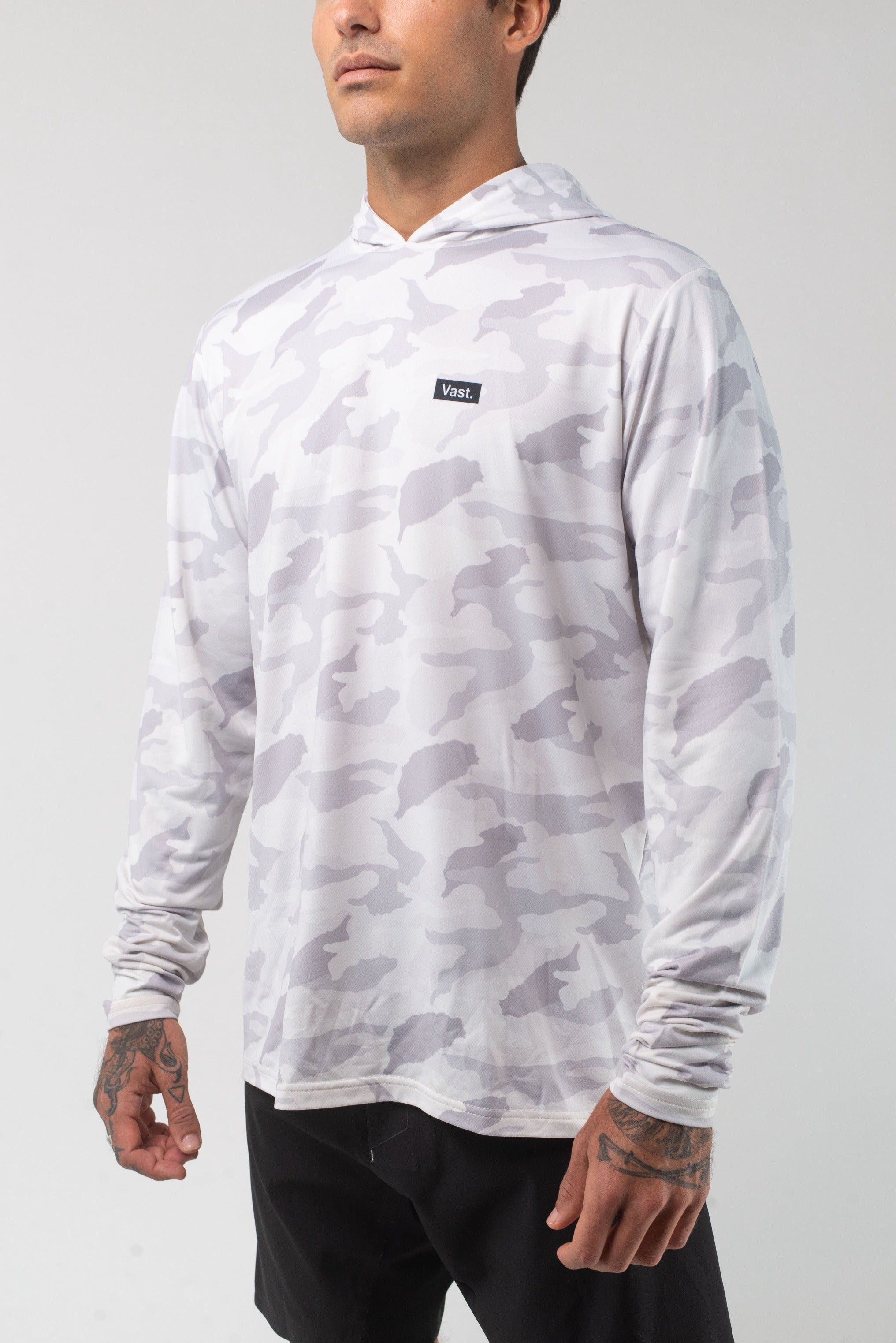 VAST Aqua Terra Lite Camo Tech Daily Hoodie 模特兒穿著展示 淺灰色