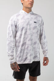 VAST Aqua Terra Lite Camo Tech Daily Hoodie 模特兒穿著展示 淺灰色