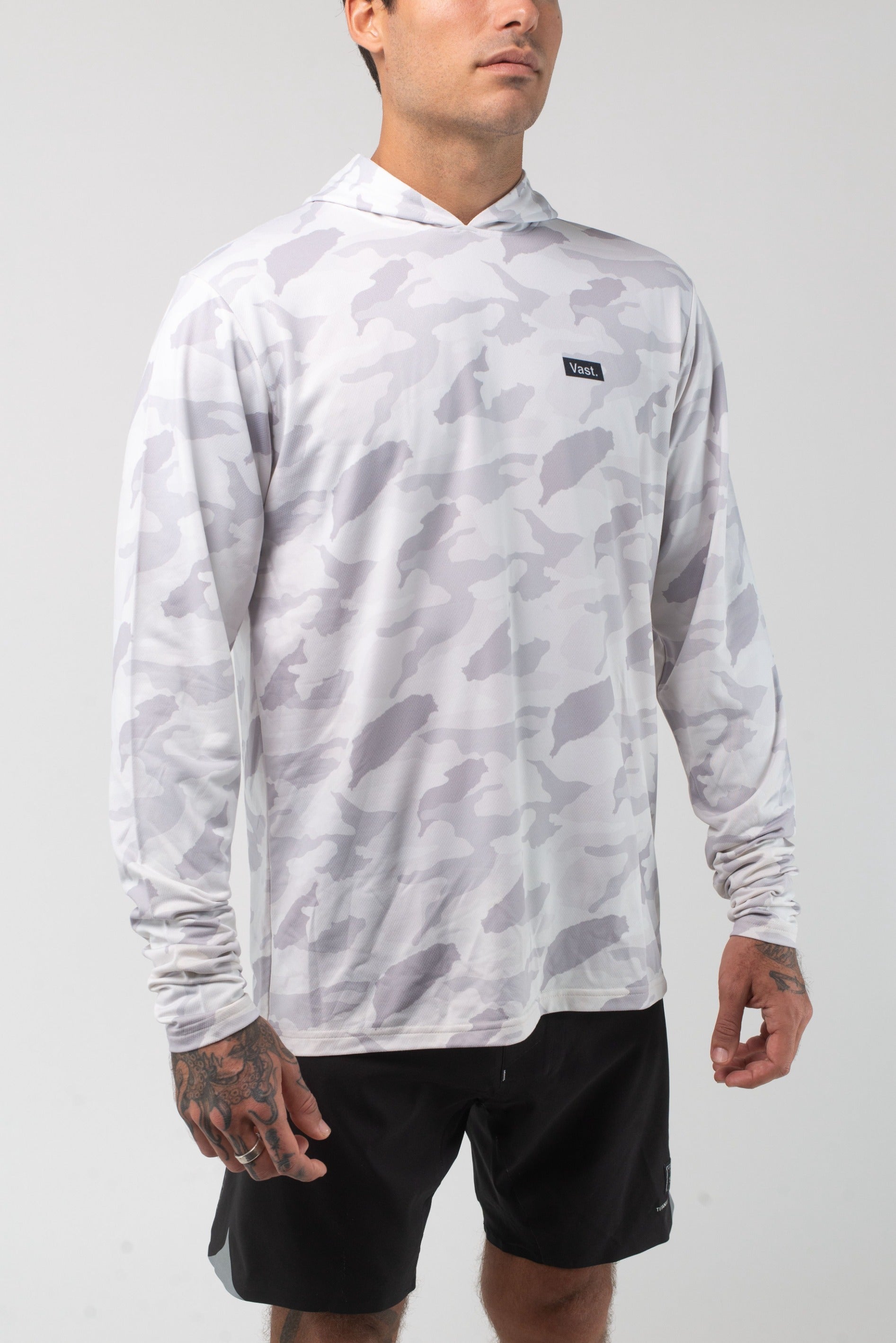 VAST Aqua Terra Lite Camo Tech Daily Hoodie 模特兒穿著展示 淺灰色