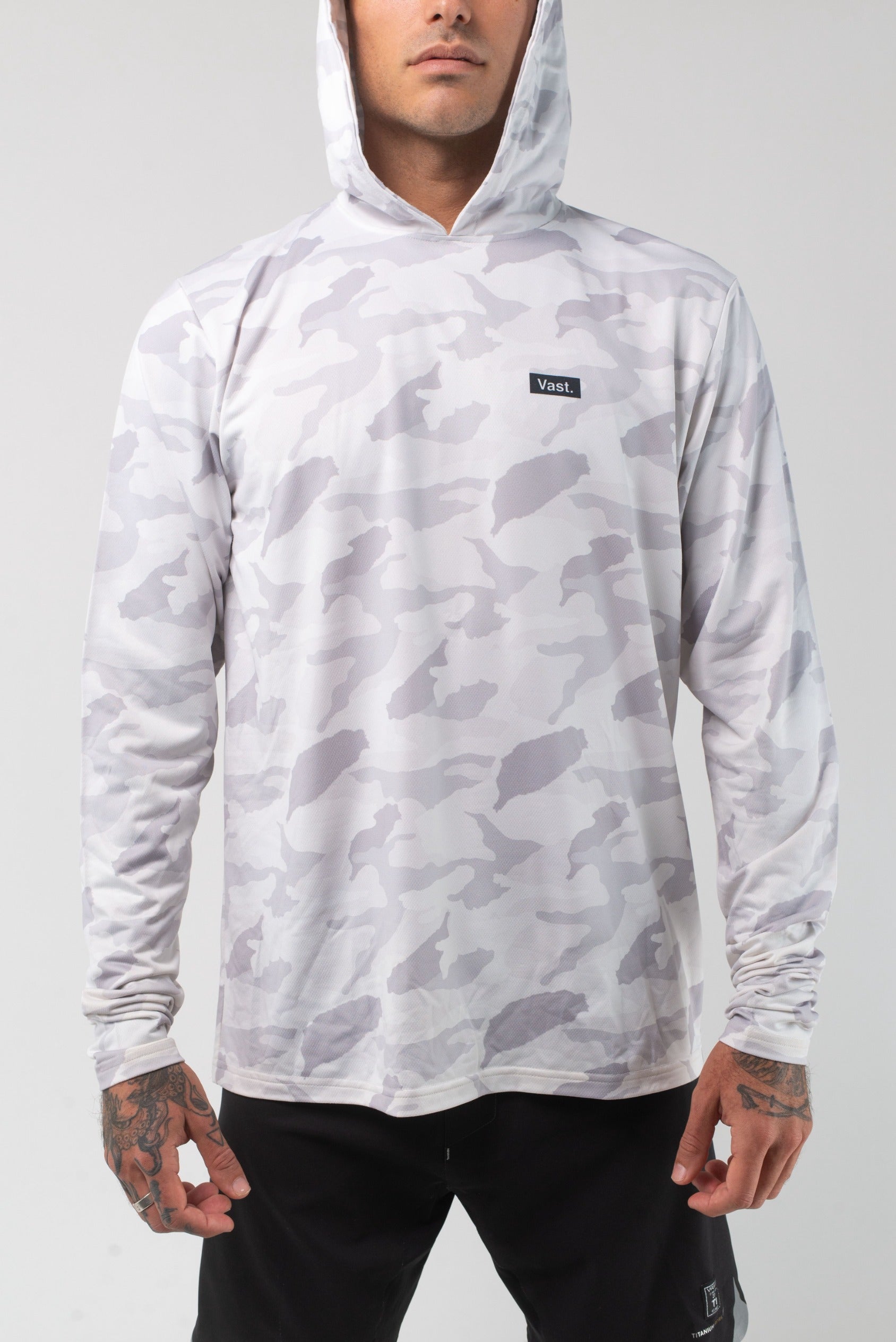 VAST Aqua Terra Lite Camo Tech Daily Hoodie 模特兒穿著展示 淺灰色