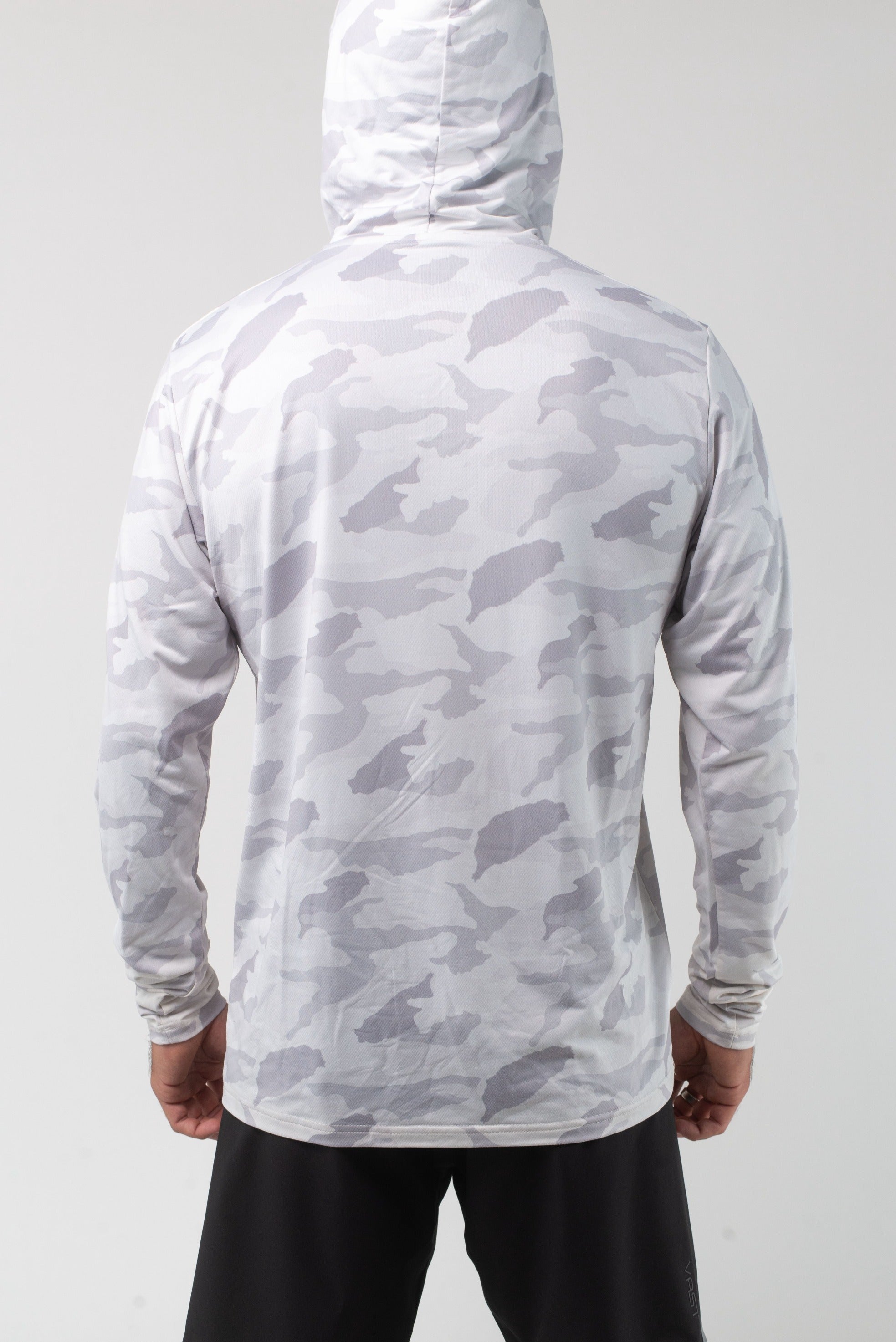 VAST Aqua Terra Lite Camo Tech Daily Hoodie 模特兒穿著展示 淺灰色