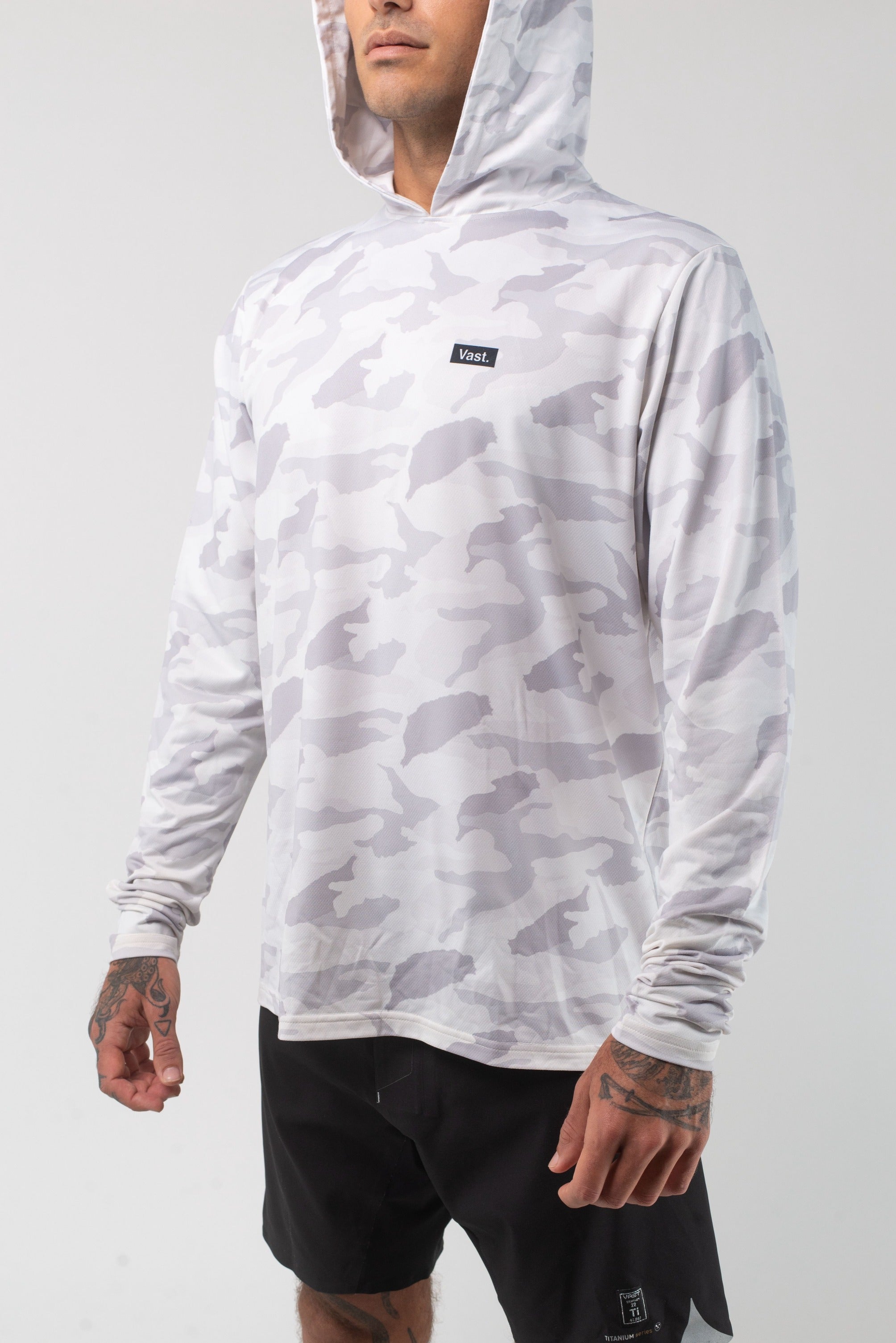 VAST Aqua Terra Lite Camo Tech Daily Hoodie 模特兒穿著展示 淺灰色