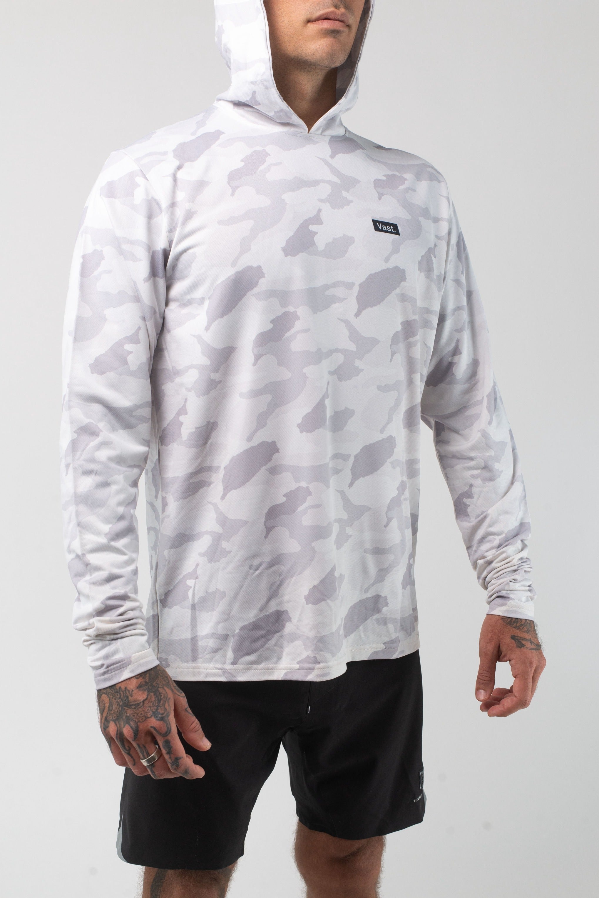 VAST Aqua Terra Lite Camo Tech Daily Hoodie 模特兒穿著展示 淺灰色