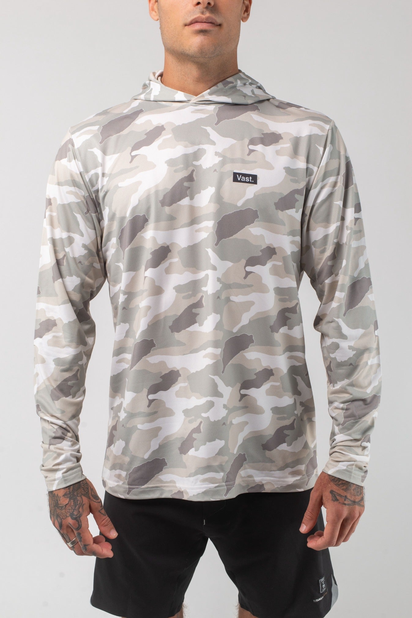 VAST Aqua Terra Lite Camo Tech Daily Hoodie 模特兒穿著展示 石米色