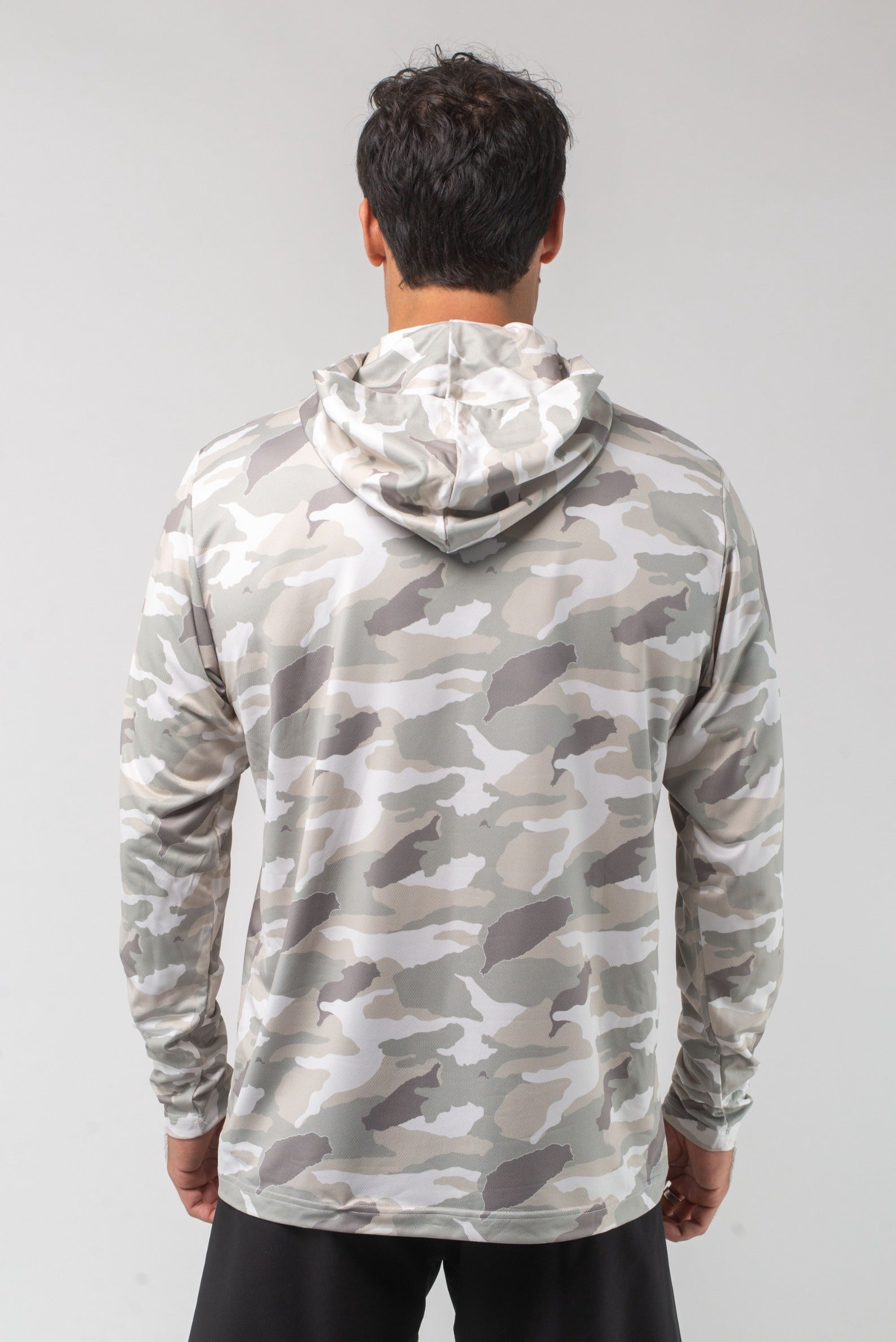 VAST Aqua Terra Lite Camo Tech Daily Hoodie 模特兒穿著展示 石米色