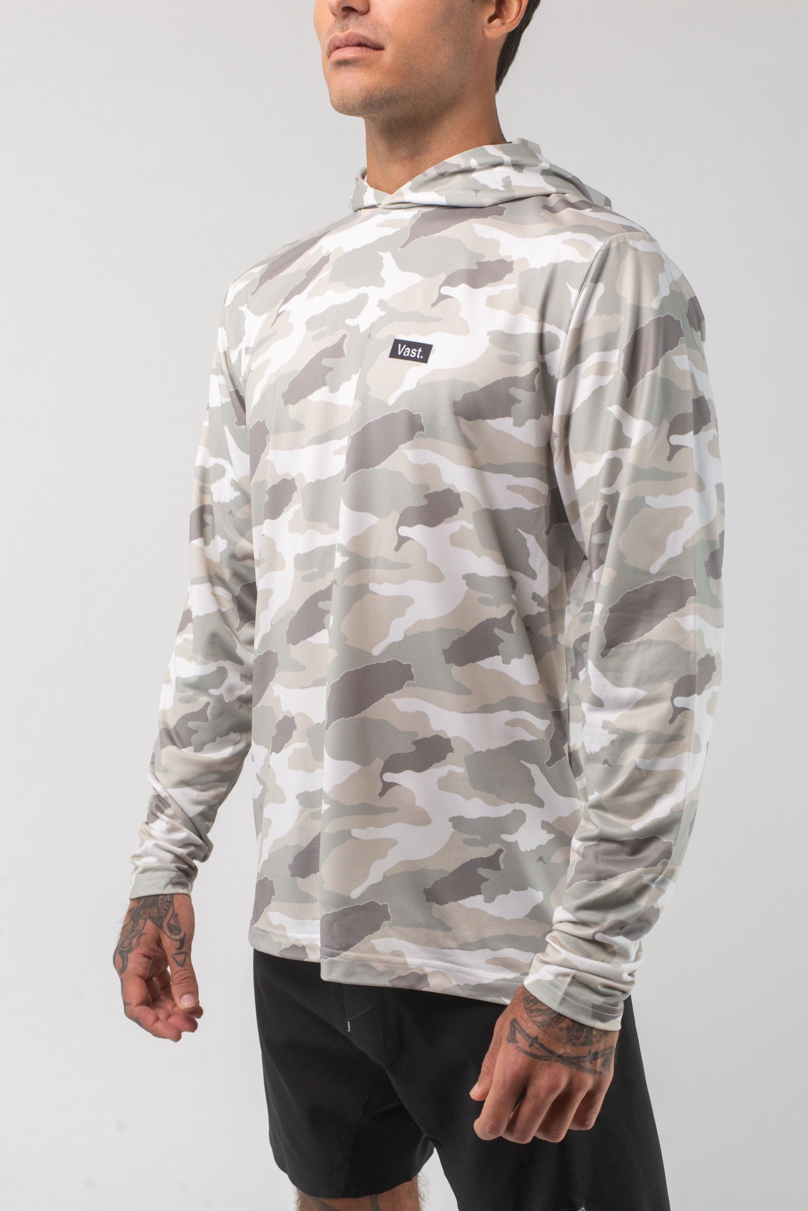 VAST Aqua Terra Lite Camo Tech Daily Hoodie 模特兒穿著展示 石米色