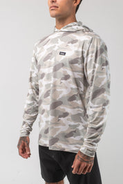 VAST Aqua Terra Lite Camo Tech Daily Hoodie 模特兒穿著展示 石米色
