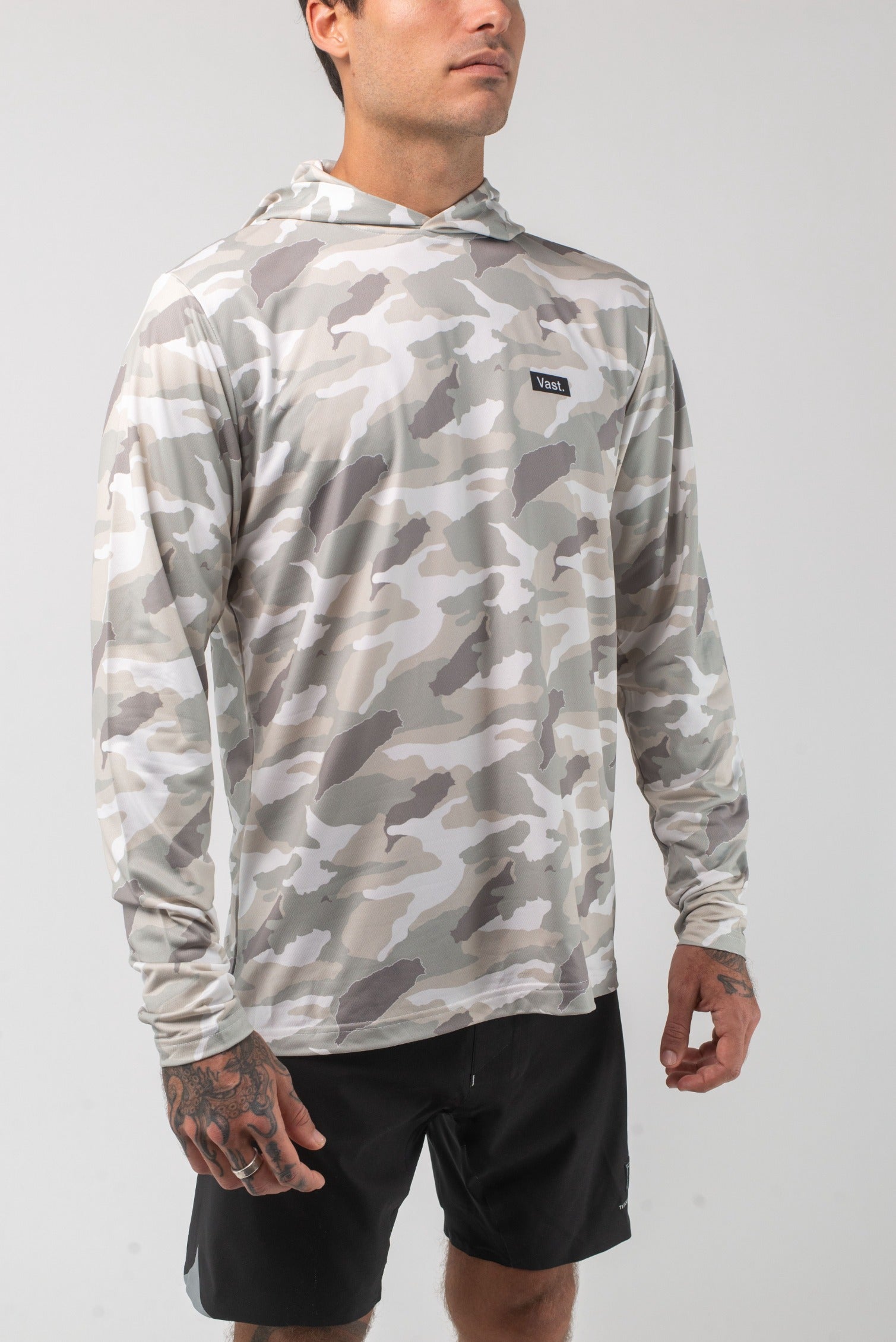 VAST Aqua Terra Lite Camo Tech Daily Hoodie 模特兒穿著展示 石米色