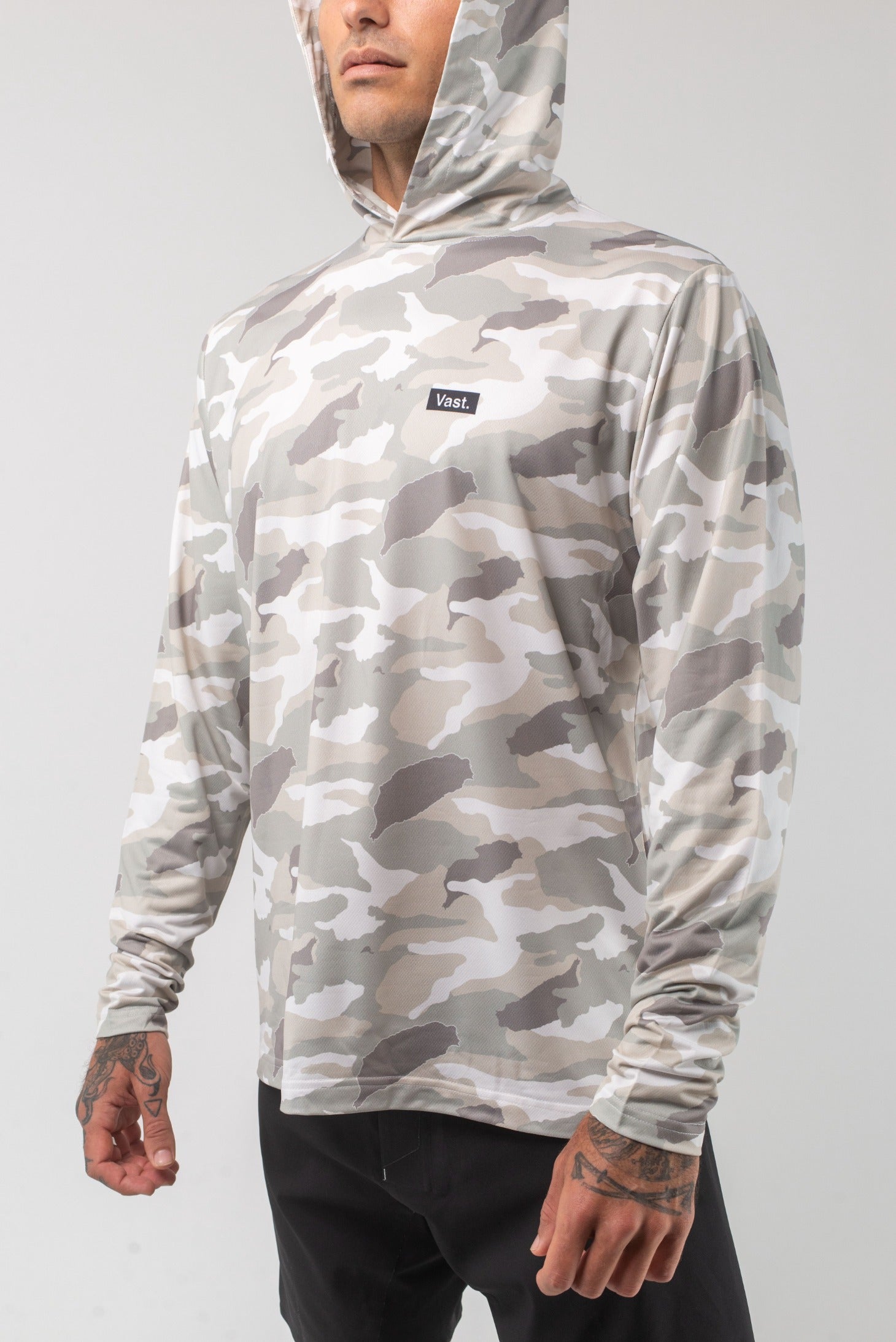 VAST Aqua Terra Lite Camo Tech Daily Hoodie 模特兒穿著展示 石米色