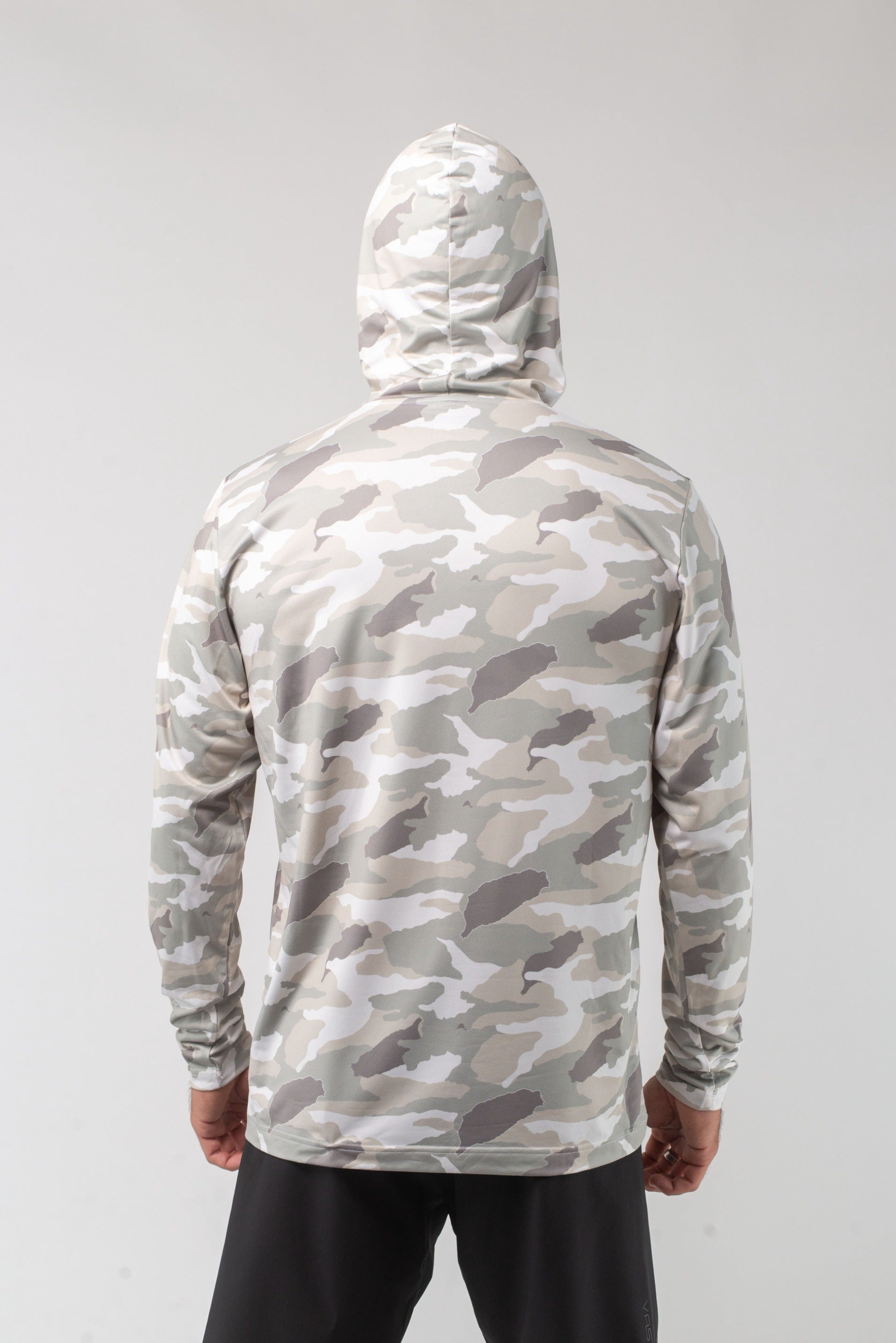 VAST Aqua Terra Lite Camo Tech Daily Hoodie 模特兒穿著展示 石米色