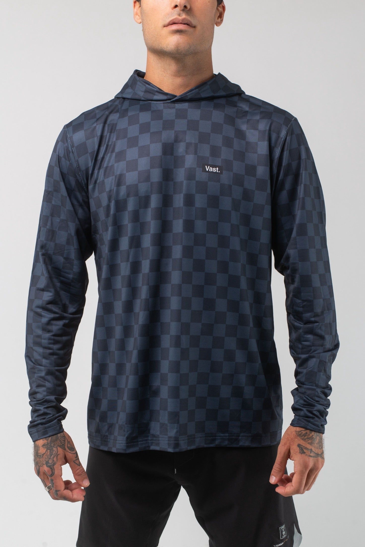 VAST Aqua Terra Lite Check Check Tech Daily Hoodie 模特兒穿著展示 黑色