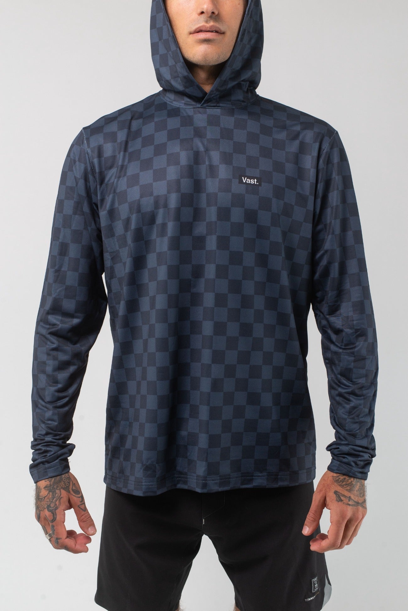 VAST Aqua Terra Lite Check Check Tech Daily Hoodie 模特兒穿著展示 黑色
