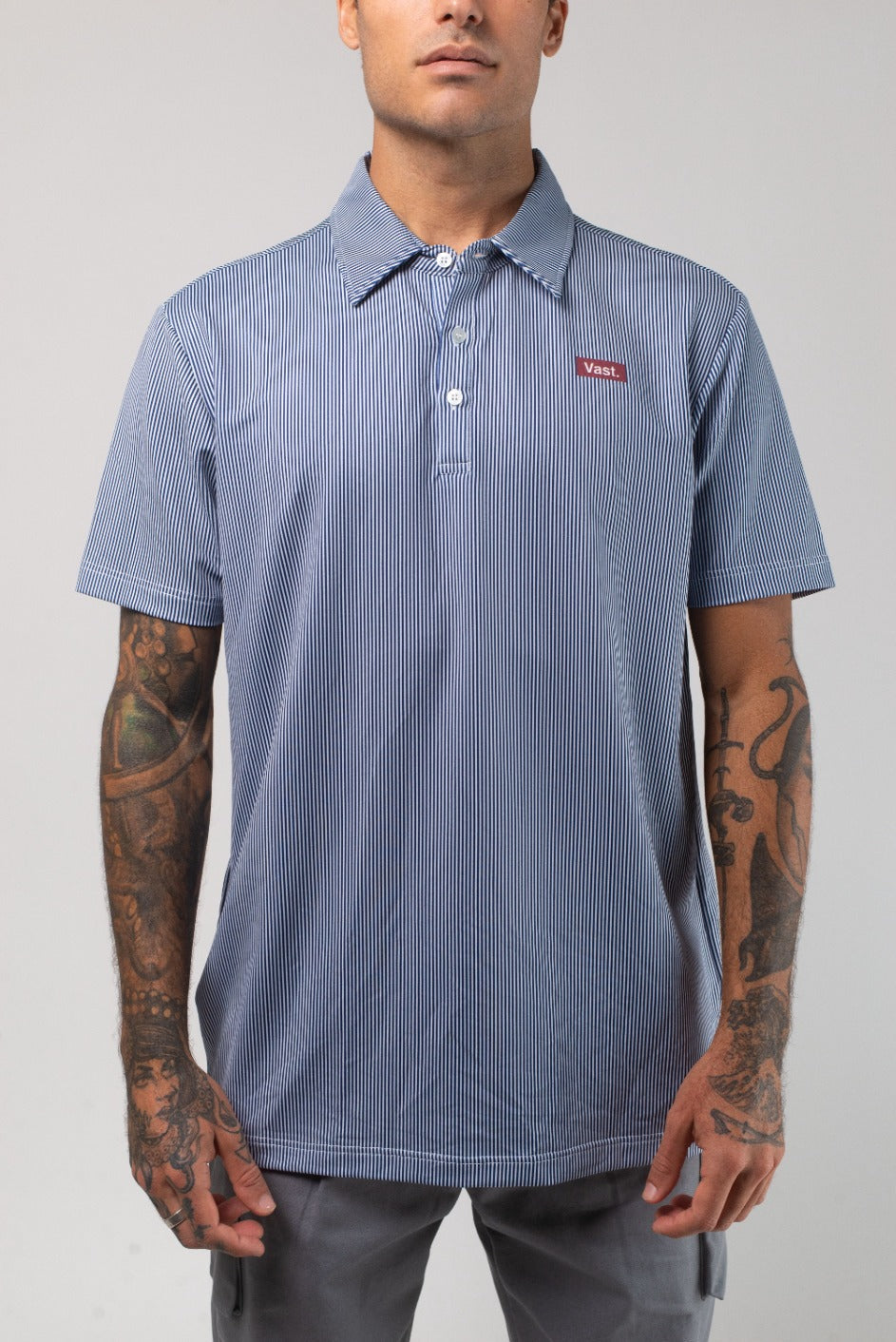 VAST Aqua Terra Linear Polo 模特兒穿著展示 藍