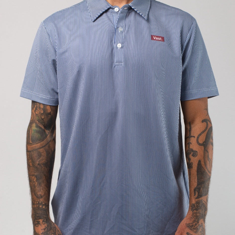 VAST Aqua Terra Linear Polo 模特兒穿著展示 藍