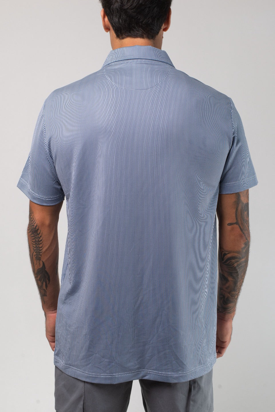VAST Aqua Terra Linear Polo 模特兒穿著展示 藍