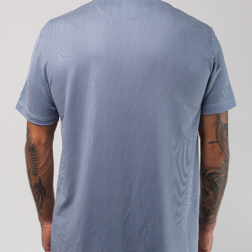 VAST Aqua Terra Linear Polo 模特兒穿著展示 藍