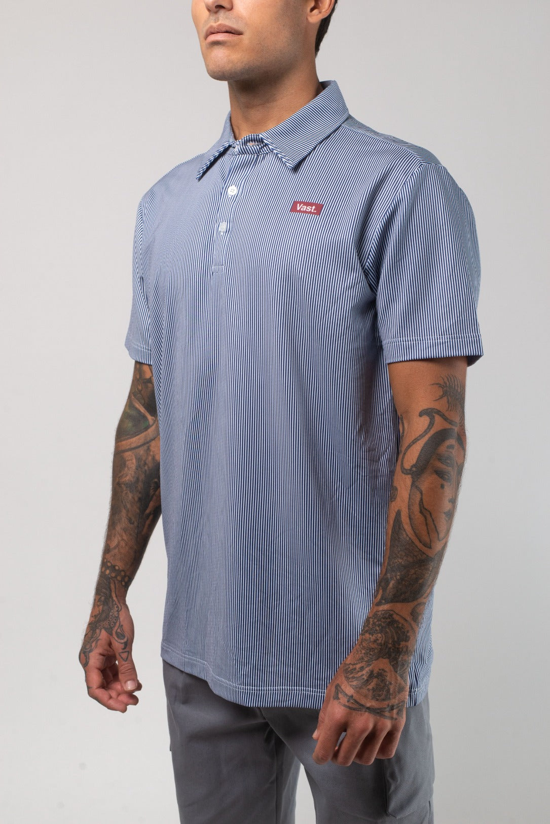 VAST Aqua Terra Linear Polo 模特兒穿著展示 藍