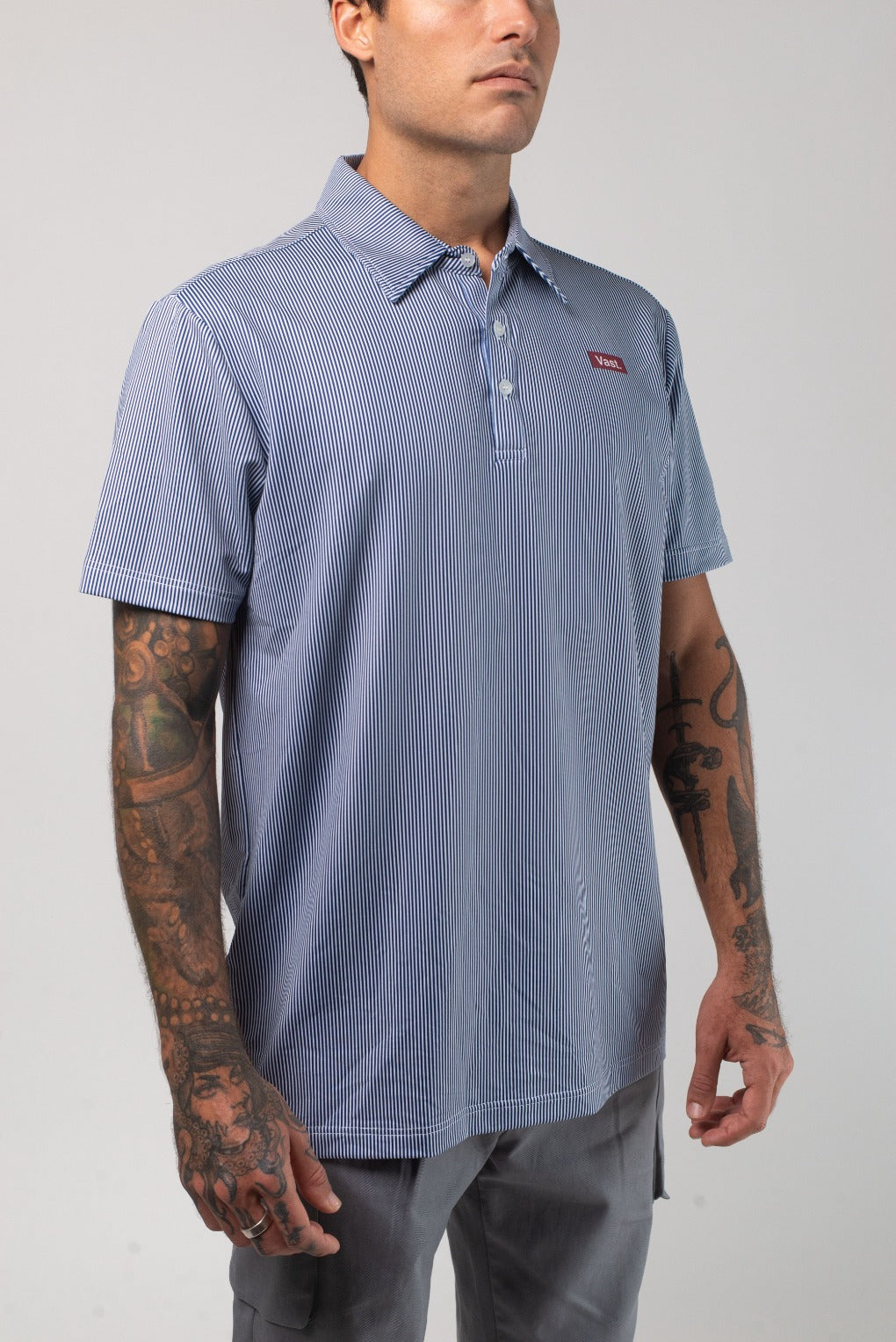 VAST Aqua Terra Linear Polo 模特兒穿著展示 藍