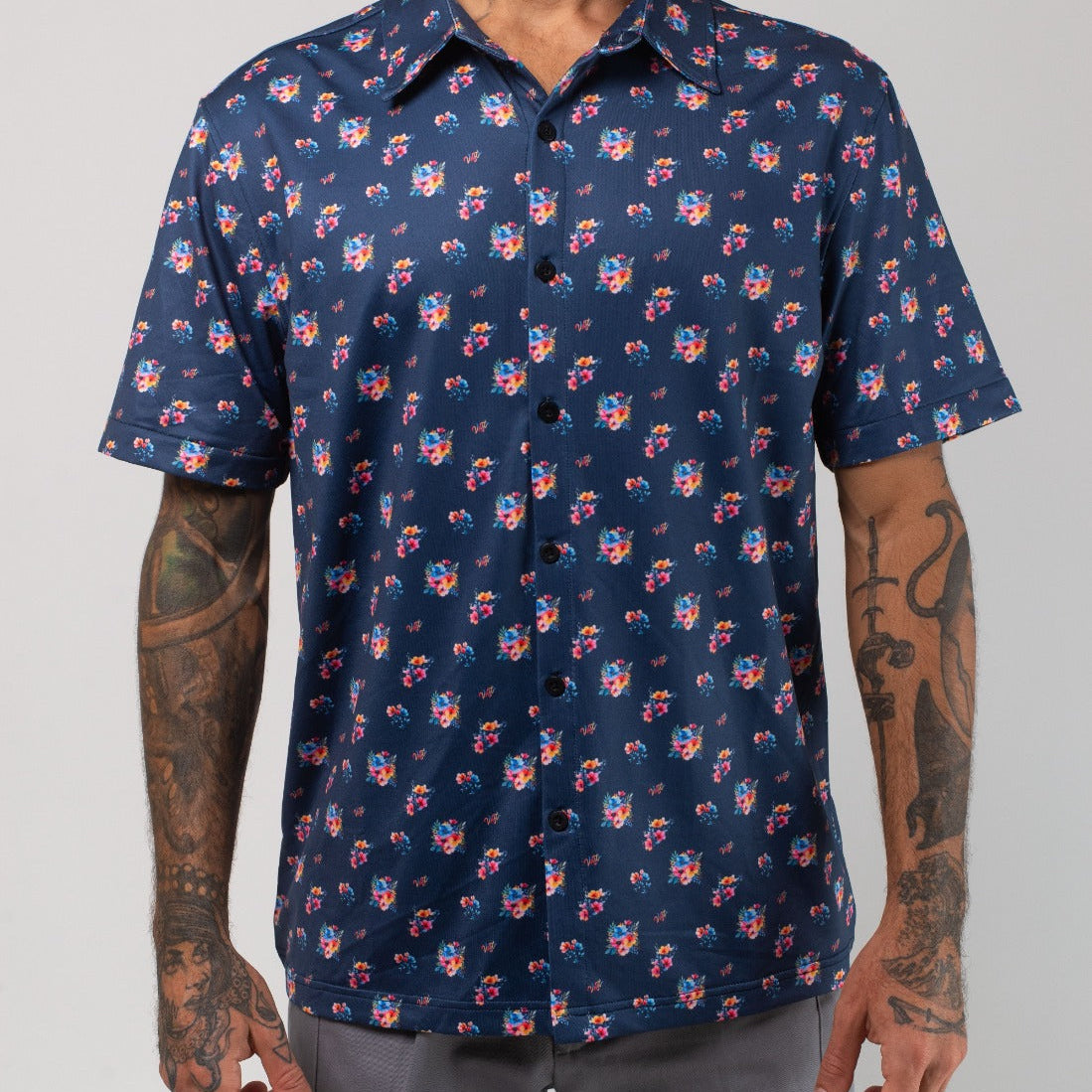 VAST Aqua Terra Multi Floral Tech Button Up 模特兒穿著展示 海軍藍