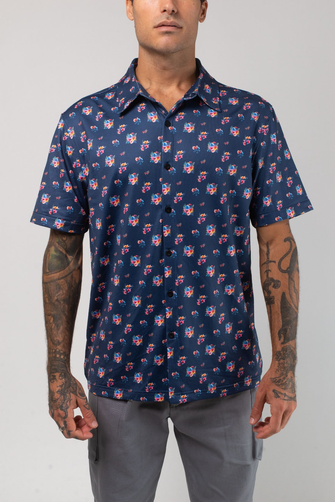 VAST Aqua Terra Multi Floral Tech Button Up 模特兒穿著展示 海軍藍
